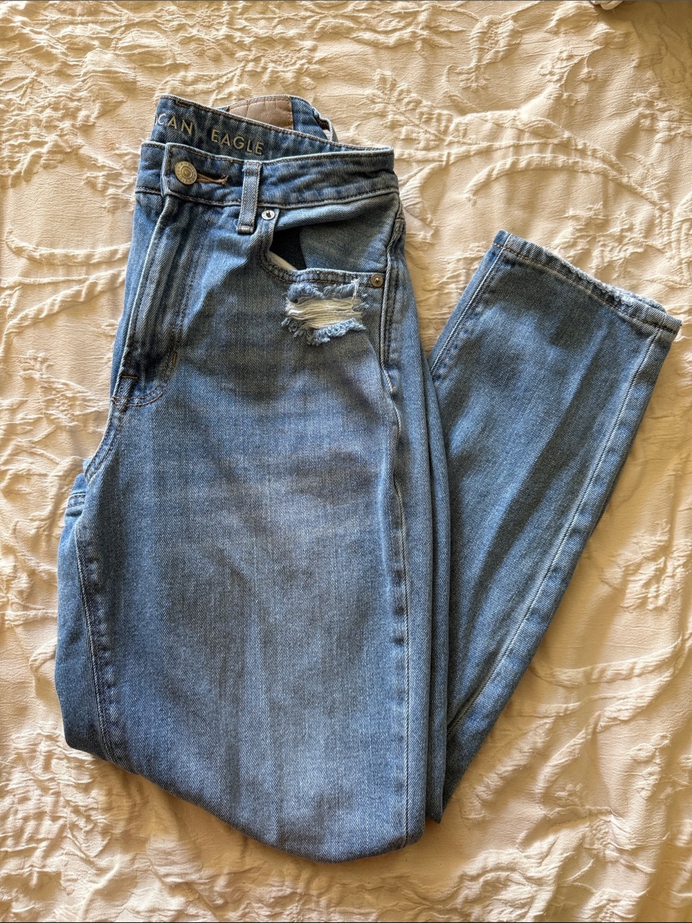 American Eagle Light Blue Distressed Mom Jean Size 2
